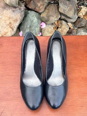 Easy Spirit "Parnellas" Black Leather Platform Pumps